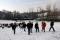 Caminando sobre la nieve para observar otra de las obras de Chillida. 